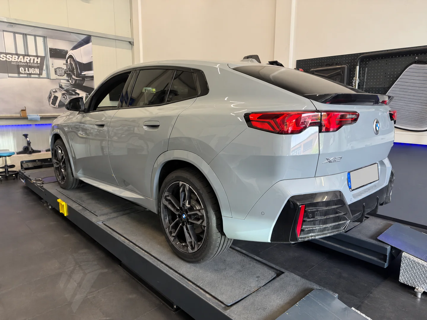 BMW X2 als Fahrzeugbeispiel von HelloCars in der Prüfhalle; Kennzeichen anonymisiert