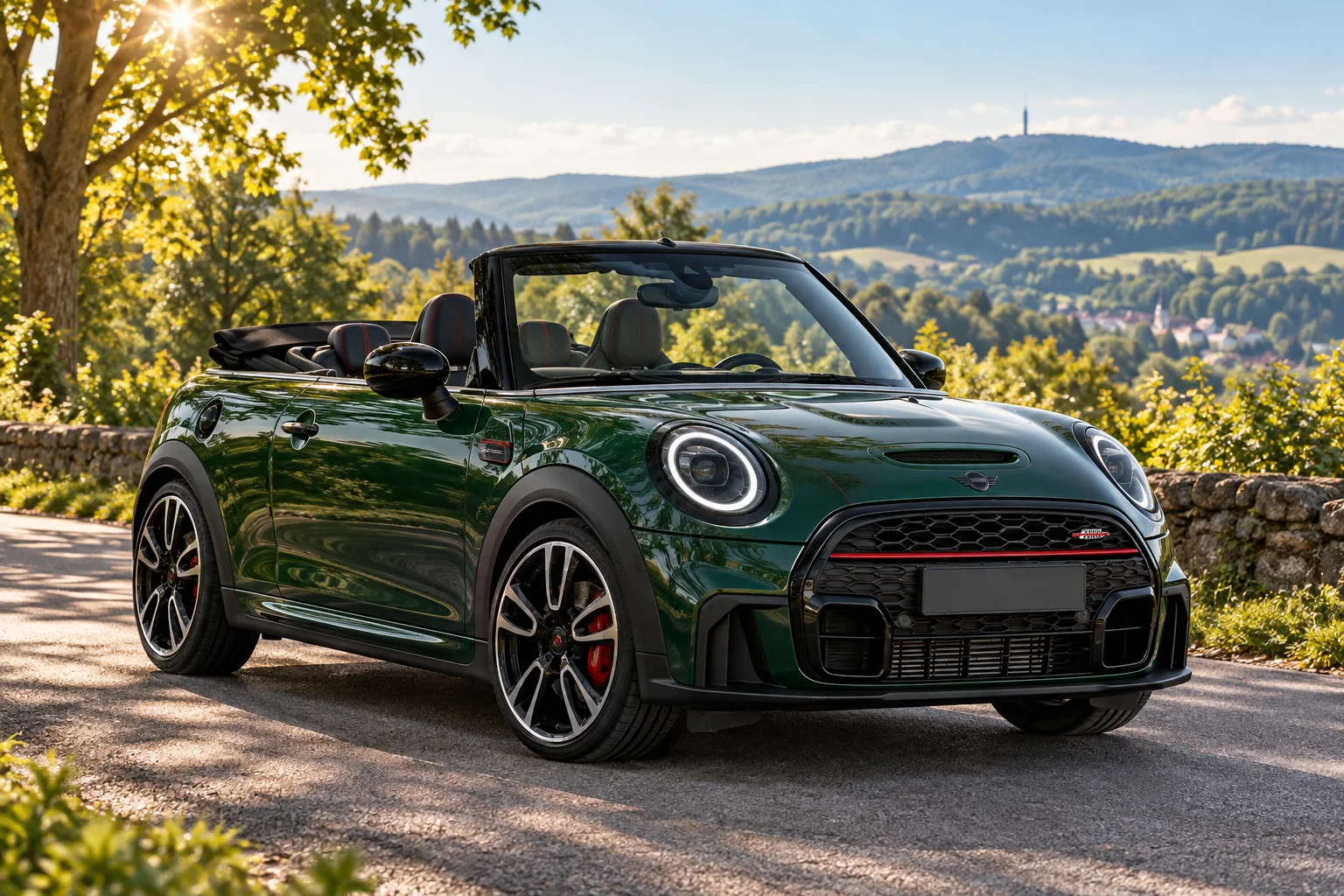 Grünes MINI JCW Cabrio im Sonnenlicht